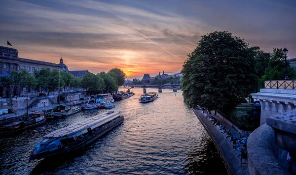 Чудовий Вид Ріку Парижі Між Вінтажними Будинками — стокове фото
