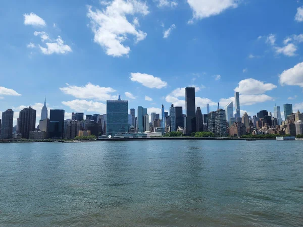 Ein Herrlicher Blick Auf Eine Moderne Stadt Einem Ruhigen See — Stockfoto