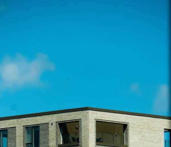 Primer Plano Edificio Paredes Ladrillo Bajo Cielo Azul Sin Nubes — Foto de Stock