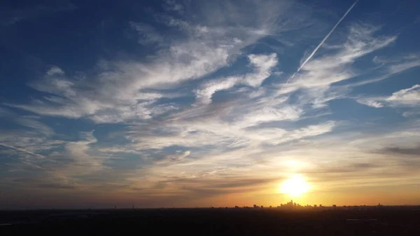 Gün Batımında Renkli Gökyüzünün Güzel Bir Hava Manzarası — Stok fotoğraf