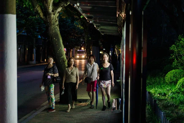 Widok Kobiet Idących Ulicą Nocy Szanghaju — Zdjęcie stockowe