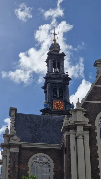 Tiro Vertical Uma Torre Relógio Amsterdã Países Baixos Fundo Céu — Fotografia de Stock