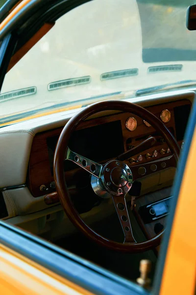 Plan Vertical Une Voiture Jaune Vintage Avec Une Fenêtre Déroulée — Photo