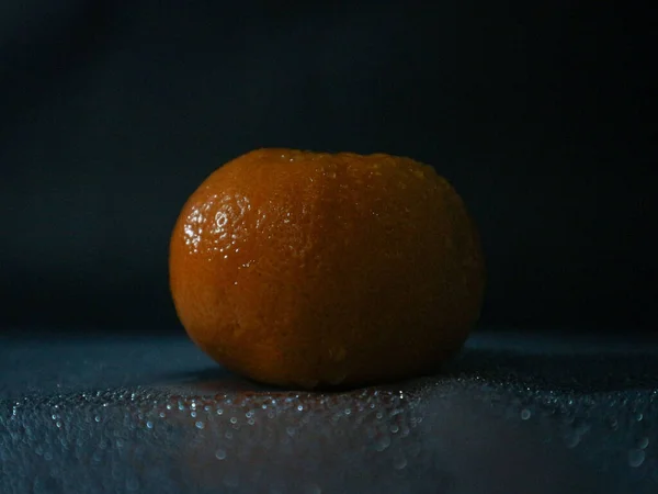 Close Uma Tangerina Coberta Com Gotas Água Fundo Escuro — Fotografia de Stock