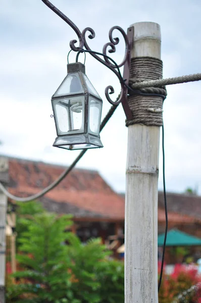 Eine Nahaufnahme Einer Alten Gartenlampe Die Einer Holzstange Vor Einem — Stockfoto