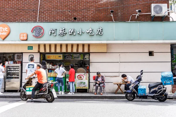 Kilátás Emberek Egy Utcán Parkoló Kerékpárok Shanghai Városban — Stock Fotó