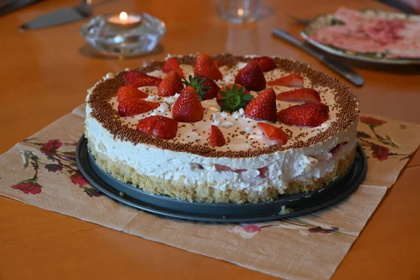 Verse Aardbeien Yoghurt Cake Geserveerd Een Normale Eettafel — Stockfoto