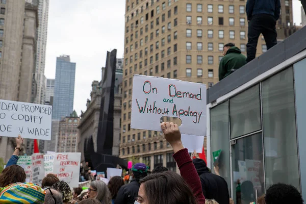 美国纽约州福里广场上 一名年轻女子拿着印有 凭要求而无歉意 字样的纸板 请自便 — 图库照片