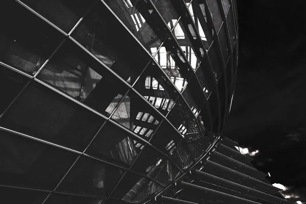 Fecho Tons Cinza Janelas Transparentes Edifício Moderno Com Escadas — Fotografia de Stock