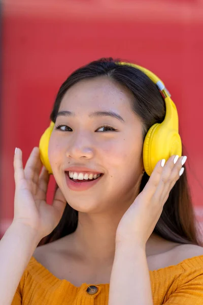 Retrato Una Bwoman Escuchando Música — Foto de Stock