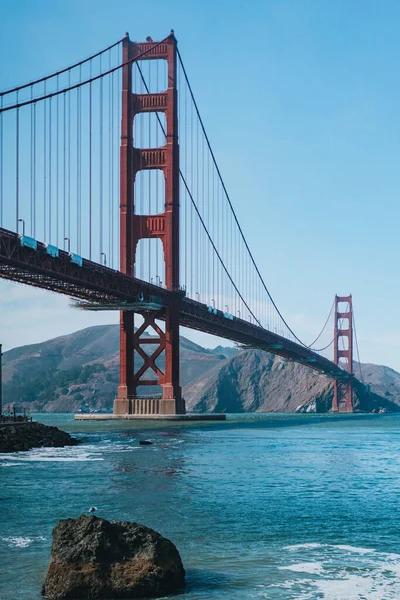 从蓝天背景的海滩上俯瞰加州旧金山金门大桥的壮丽景象 — 图库照片