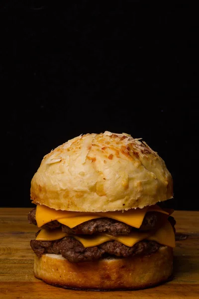 Kunsthandwerkliche Hamburger Mit Fleisch Käse Buntem Und Normalem Brot — Stockfoto