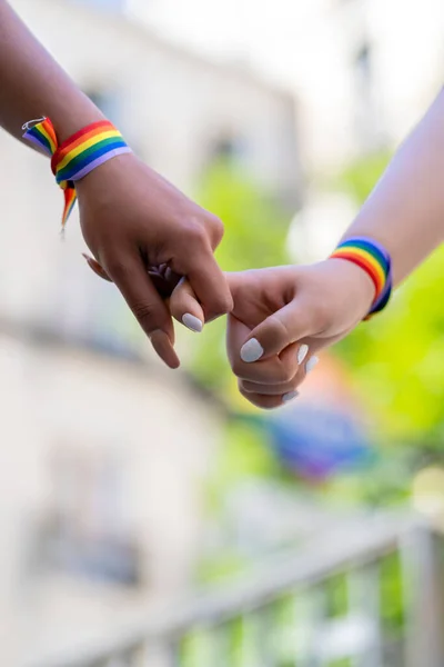 Casal Mãos Dadas Com Gay Orgulho Símbolo — Fotografia de Stock