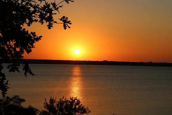 Malowniczy Widok Zachodzącego Słońca Odbija Się Spokojnej Powierzchni Morza — Zdjęcie stockowe