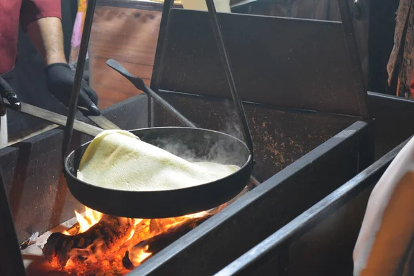 Utsikt Över Kocken Händer Matlagning Tunn Pannkaka Stekpanna Över Elden — Stockfoto