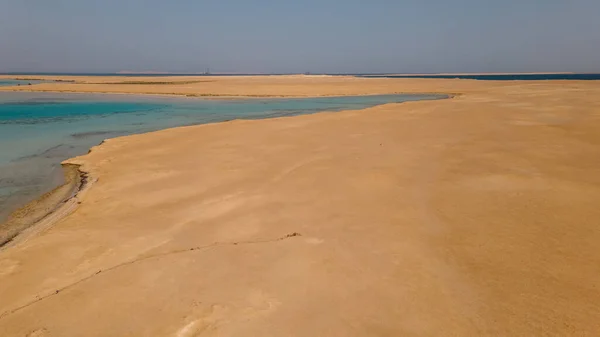 Une Vue Aérienne Île Geysum Egypte Entourée Par Mer Rouge — Photo