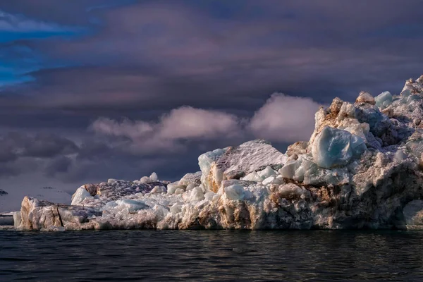 Large Multi Colored Ice Formation Floing Sea Arctic Nea Island — Stock fotografie