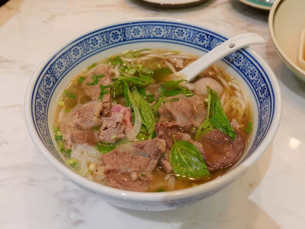 一碗越南调味汤放在桌上的特写镜头 — 图库照片