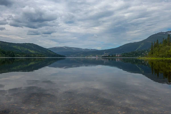 スウェーデンの丘の間の湖の美しい景色 — ストック写真