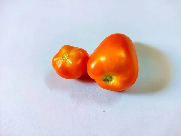 Eine Nahaufnahme Einer Seltsam Geformten Roten Tomate Auf Einer Weißen — Stockfoto