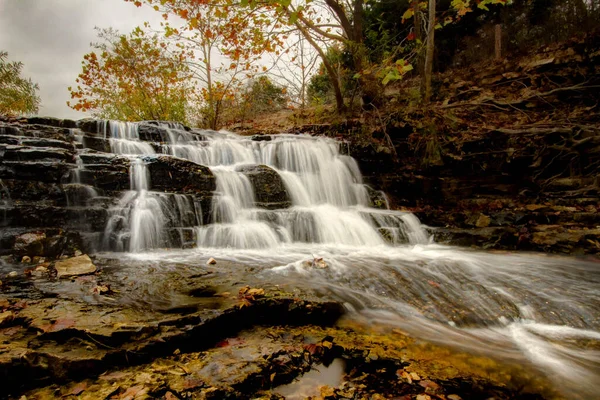 Colores Otoñales Rodean Hermosa Cascada Tanyard Creek Bella Vista Arkansas — Foto de Stock