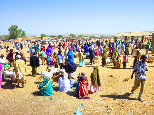 非常にカラフルな服を着た男性と女性と東洋のほこりの多いソマリ市場 — ストック写真