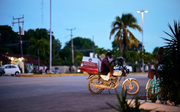 Teslimatçı Çocuk Tulum Quintana Roo Meksika Daki Salgın Sırasında Motosiklete — Stok fotoğraf