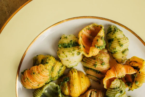 Makaron Pesto Kolorowymi Muszlami Sea Conch Conchiglioni Jasnożółtej Złotej Płytce — Zdjęcie stockowe