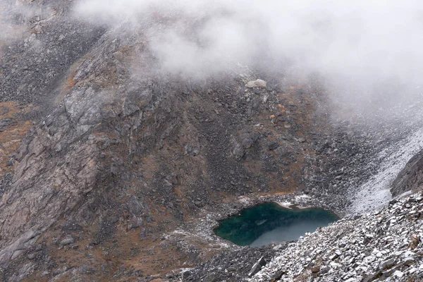 Uma Bela Vista Uma Pequena Lagoa Nas Montanhas Nevoeiro Sobre — Fotografia de Stock