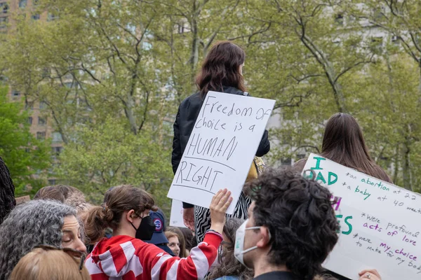 2022年3月5日 美国纽约州福里广场 一名年轻女子拿着印有 选择自由是一项人权 字样的纸板 — 图库照片