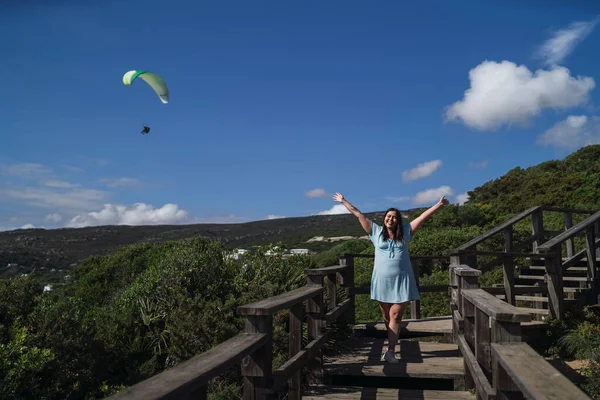 Una Chica Caucásica Felizmente Pie Escalera Levantando Sus Manos Parapente —  Fotos de Stock