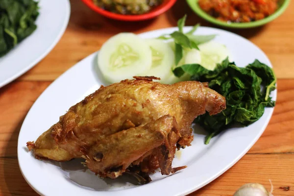 Penutup Dari Ayam Goreng Dengan Bayam Kukus Dan Potongan Mentimun — Stok Foto