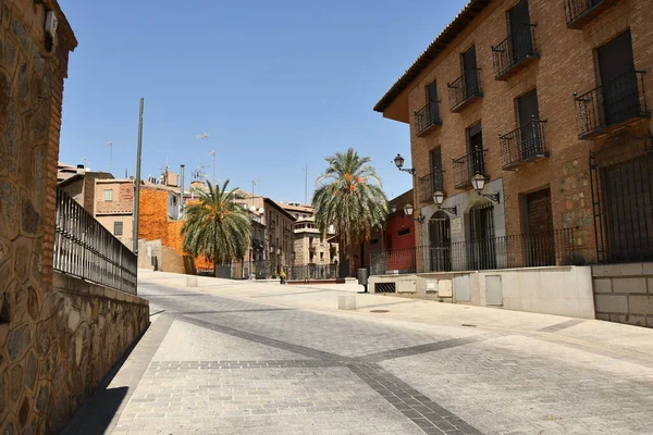 Ulice Obklopená Domy Palmami Obou Stranách Slunečného Dne Španělském Toledu — Stock fotografie