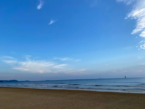 Een Schilderachtig Strand Met Rustig Water Tegen Een Blauwe Horizon — Stockfoto