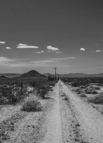 Uma Imagem Tons Cinza Uma Estrada Rural Que Passa Por — Fotografia de Stock