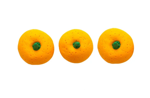 在白色背景上用日本粘土拍摄了三颗橙子的特写镜头 — 图库照片