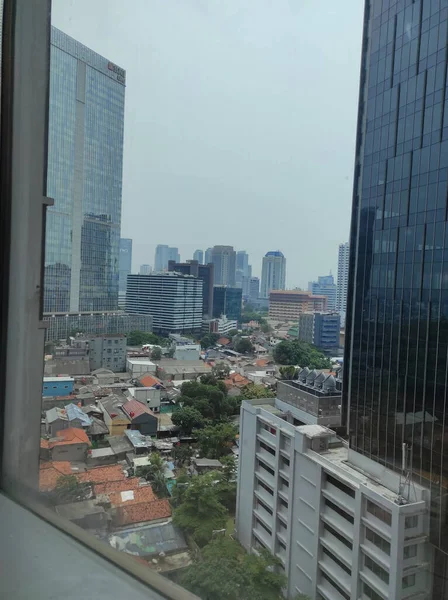 Eine Vertikale Aufnahme Aus Einem Fenster Einer Stadtlandschaft — Stockfoto