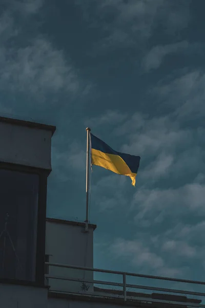 Uma Bela Vista Vertical Bandeira Ucraniana Topo Edifício Contra Céu — Fotografia de Stock