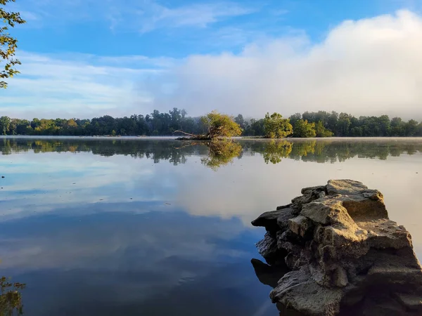 Μια Όμορφη Θέα Μιας Ήρεμης Λίμνης Που Περιβάλλεται Από Δέντρα — Φωτογραφία Αρχείου
