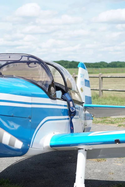 Een Verticaal Beeld Van Details Een Blauw Mudry Cap Vlak — Stockfoto