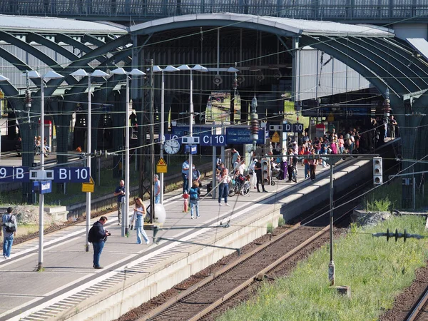 Uma Vista Muitas Pessoas Esperando Trem Para Frankfurt Estação Darmstadt — Fotografia de Stock