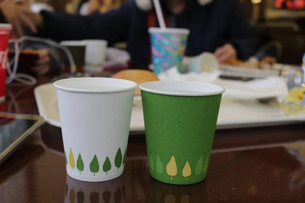 Paio Tazze Caffè Carta Ambientale Bianca Verde — Foto Stock