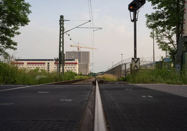 Zicht Een Lege Asfaltweg Tegen Metalen Spoorwegen Gebouwen Verte — Stockfoto