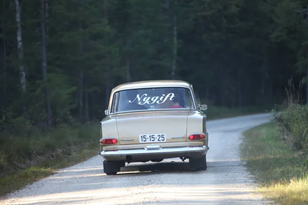 Klasyczny Samochód Naklejką Tylnej Szybie Jadący Żwirową Drogą Wiejskiej Norwegii — Zdjęcie stockowe