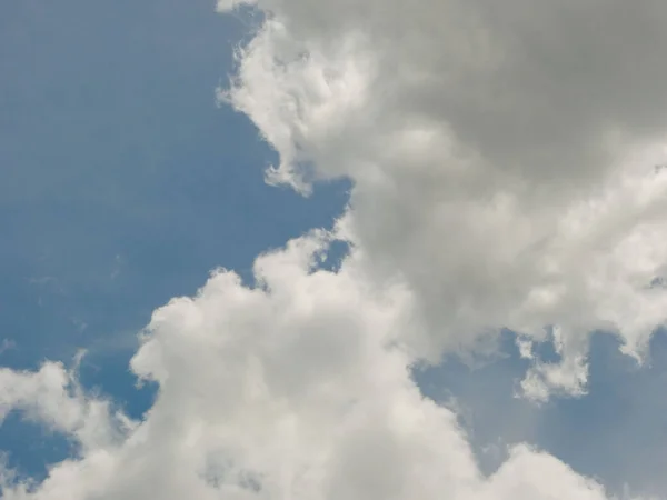 Wolken Een Blauwe Lucht Een Zonnige Dag — Stockfoto