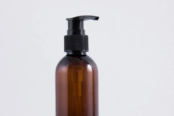 Una Bottiglia Trasparente Marrone Shampoo Isolato Sfondo Bianco — Foto Stock