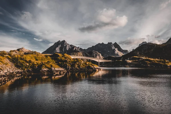 Naturskön Utsikt Över Blå Sjö Omgiven Klippiga Berg Molnig Himmel — Stockfoto