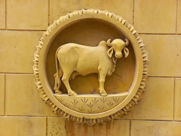 壁にはヒンズー教の神牛の彫刻の閉鎖 — ストック写真