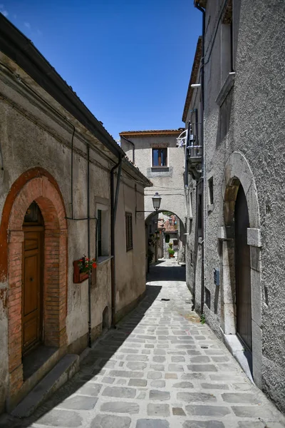 Una Estrecha Calle Entre Las Antiguas Casas Marsicovetere Pueblo Las — Foto de Stock