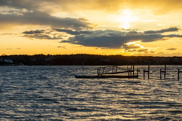 Een Prachtig Uitzicht Een Meer Bij Zonsondergang Met Bomen Achtergrond — Stockfoto